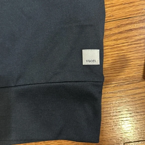 Like new- Vuori crew. Heathered black. Size M. - Picture 2 of 7